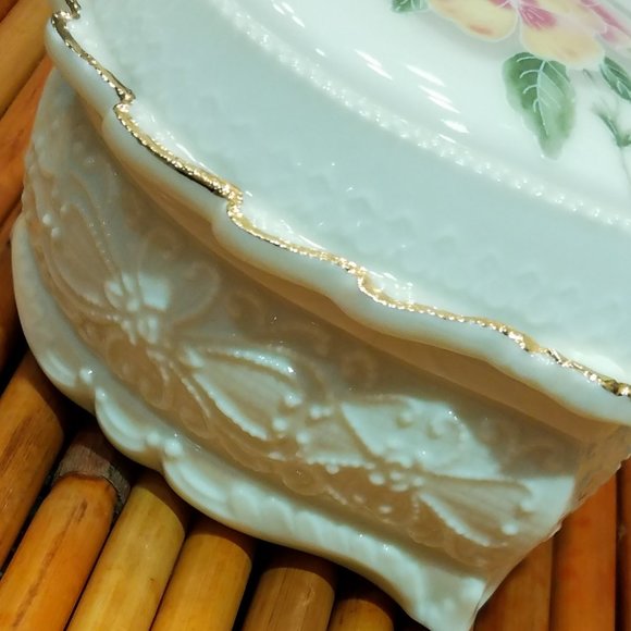 Vintage Porcelain Heart Music Box - Picture 3 of 6